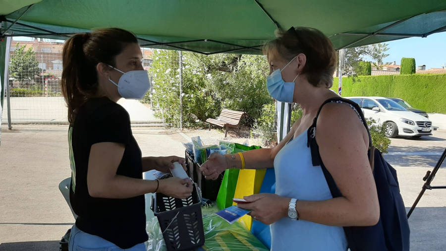 Una educadora ambiental explica la iniciativa el viernes a una vecina de Xalets de Salou. FOTO: CEDIDA