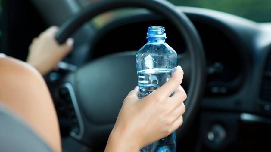Botella de agua en el coche. ¿Es peligroso?