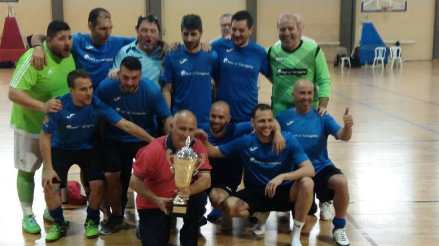 El equipo del Port de Tarragona con el trofeo de subcampeón del XXII Campeonato Interportuario de fútbol sala de puertos españoles. Foto: Cedida