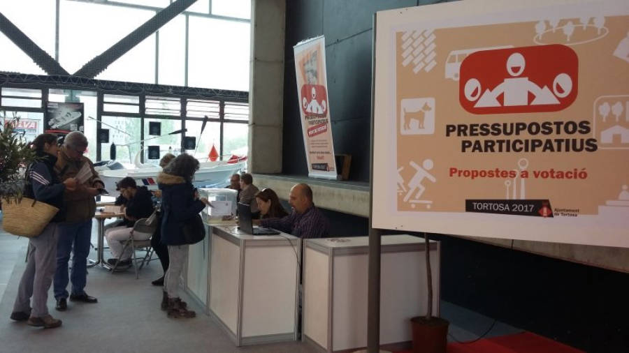 Diverses persones fent cua ahir per votar les propostes dels Pressupostos Participatius. FOTO: MARINA PALLÁS