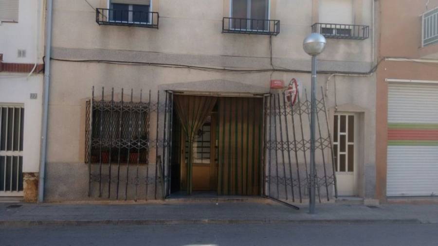 Aspecto de la puerta metálica del bar Taurino, en la calle de Sant Francesc del barrio de La Plana, pocas horas después del robo sufrido. Foto: Cedida