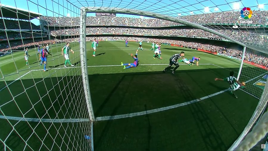 Instante en el que Mandi saca el balón claramente de dentro de la portería del Betis, durante el partido ante el Barça del pasado domingo. Foto: La liga