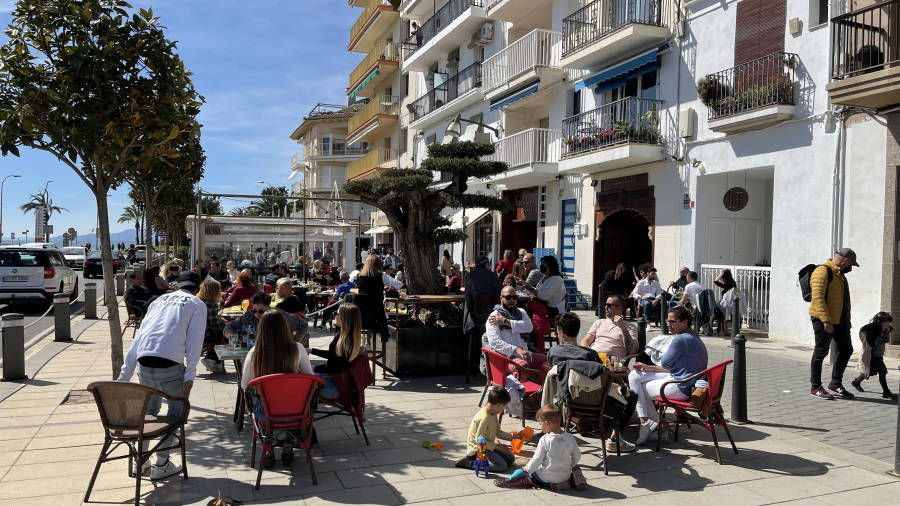 Bares y restaurantes podrán ampliar a 10 la presencia de comensales en sus mesas exteriores. FOTO: ALBA MARINÉ