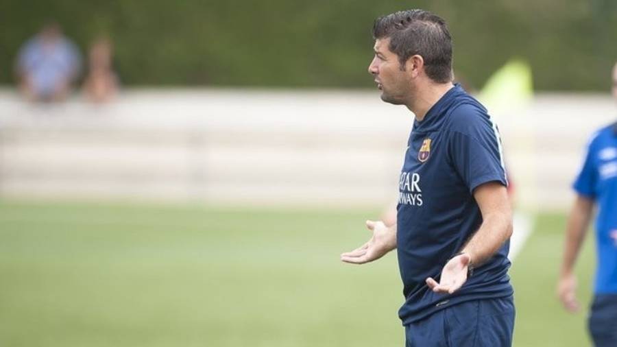 Franc Artiga da instrucciones durante un partido del cadete A del Barça. Foto: FC Barcelona