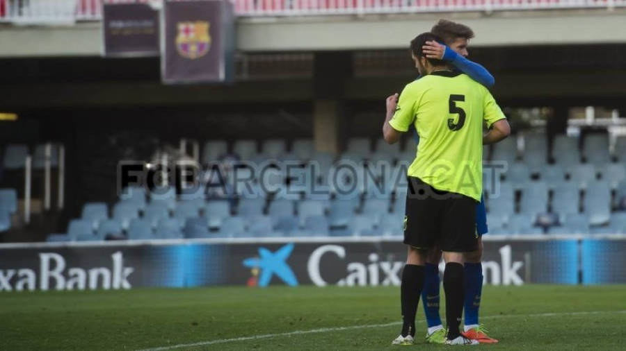 El capitán del Barça B abraza a uno de los jugadores del Eldense tras consumarse el descenso del conjunto alicantino a Tercera. FOTO: FC BARCELONA