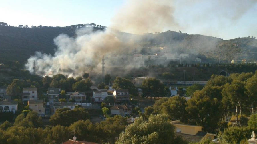 El foc s'ha iniciat a prop del camp de futbol. Foto: Julio Collado