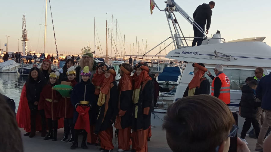 Los Reyes Magos llegaron en barco al puerto de Segur de Calafell. FOTO: JMB