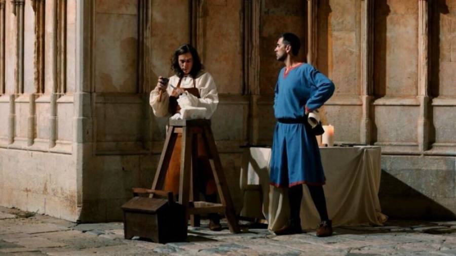 El maestro Jaume Cascalls y su esclavo, Jordi de Déu, trabajando en la Catedral de Tarragona. Foto: Gabriela Nonino