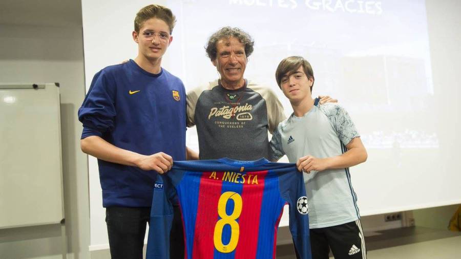 Los jugadores del Infantil A de fútbol y baloncesto, Jorge Alastuey y Joan Reda, le entregaron a Cadiach la camsieta de Iniesta. FOTO: FC BARCELONA