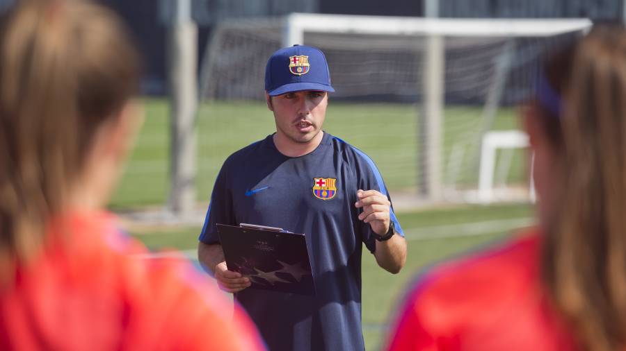 El técnico ebrense Jordi Ventura da indicaciones a las jugadoras, durante un entrenamiento reciente con el Barça. FOTO: FC BARCELONA