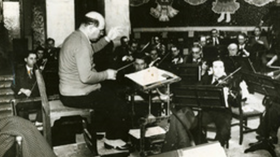 Casals&nbsp;dirigiendo la orquesta.
