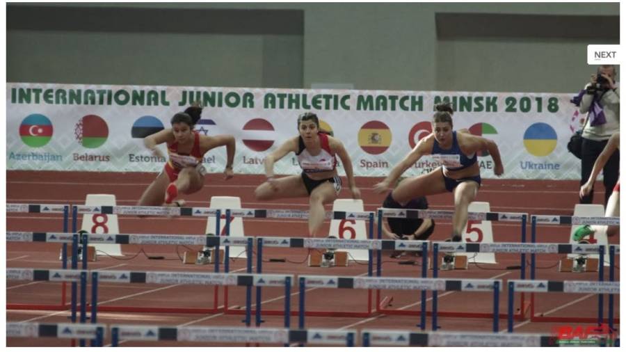 Mireia, a la izquierda, superando la primera valla. FOTO: Fed. Bielorrusia Atletismo