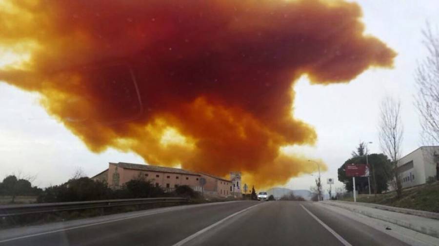 Foto: ACN La deflagración se produjo en el polígono Les Comes de Igualada y la nube se extendió sobre la ciudad. Foto: Ivan Valls/EFE
