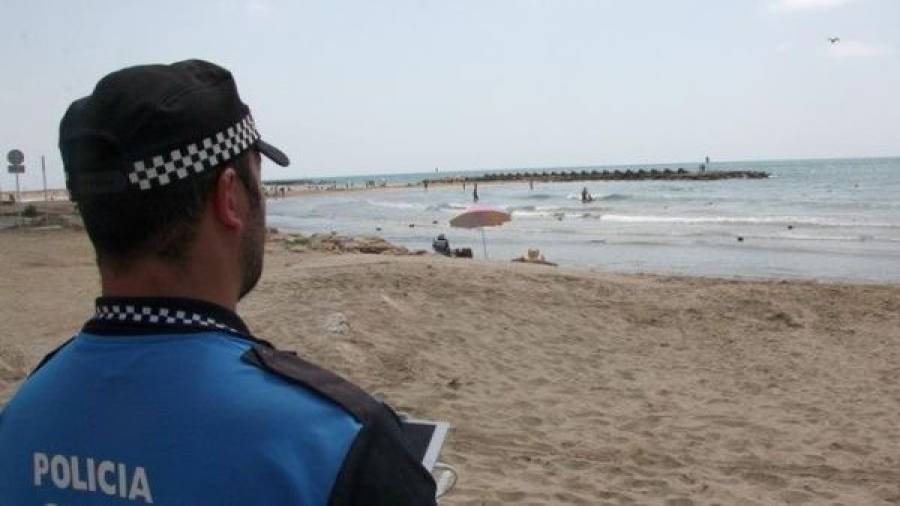 La Polic&iacute;a Local vigila la playa de Cunit.