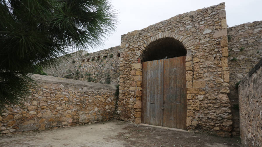 Imagen de la puerta de acceso del monumento catalogado como Bé Cultural d´Interès Nacional (BCIN). FOTO: LLUÍS MILIÁN