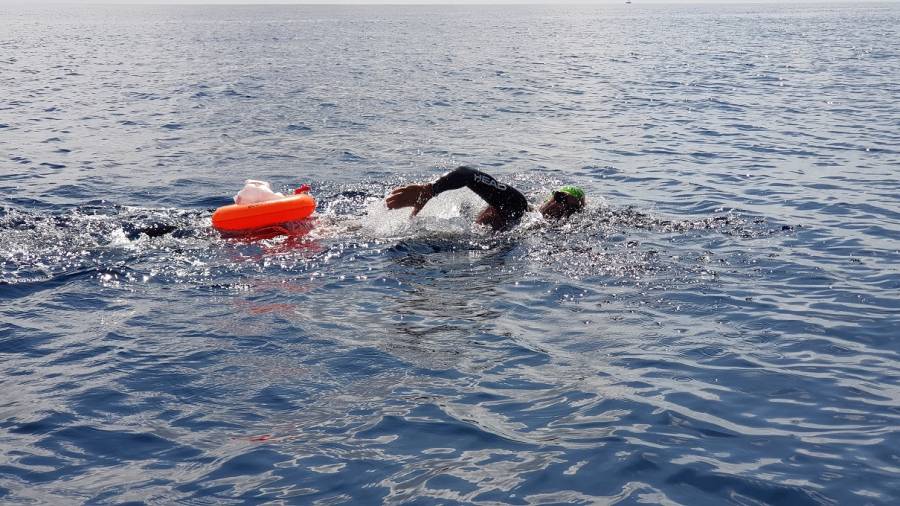 Daniel Rossin&eacute;s, nadando durante su traves&iacute;a. FOTO: Cedida