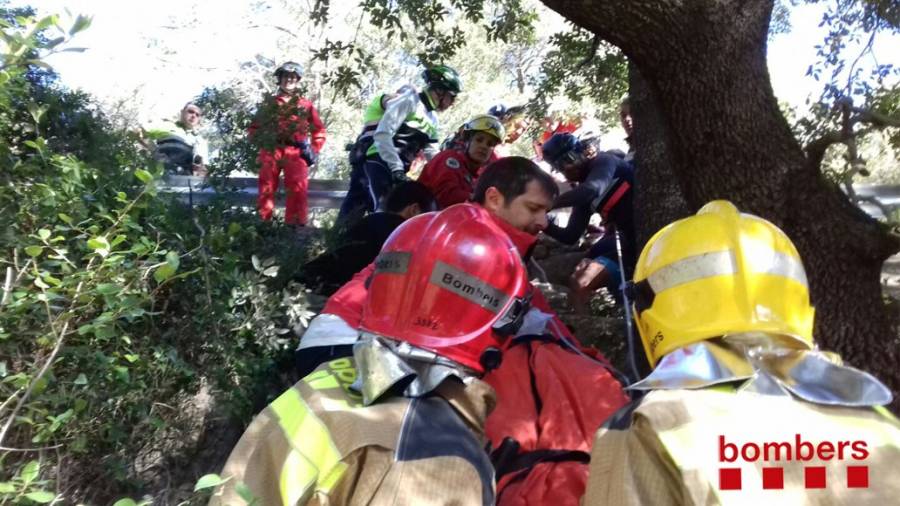 Rescat del ciclista accidentat a Querol. Foto: Bombers