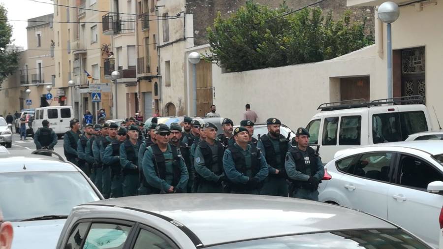 Agentes de la Guardia Civil llegando a la A.VV. La Formiga de Vila-seca: FOTO: Shaila Cid