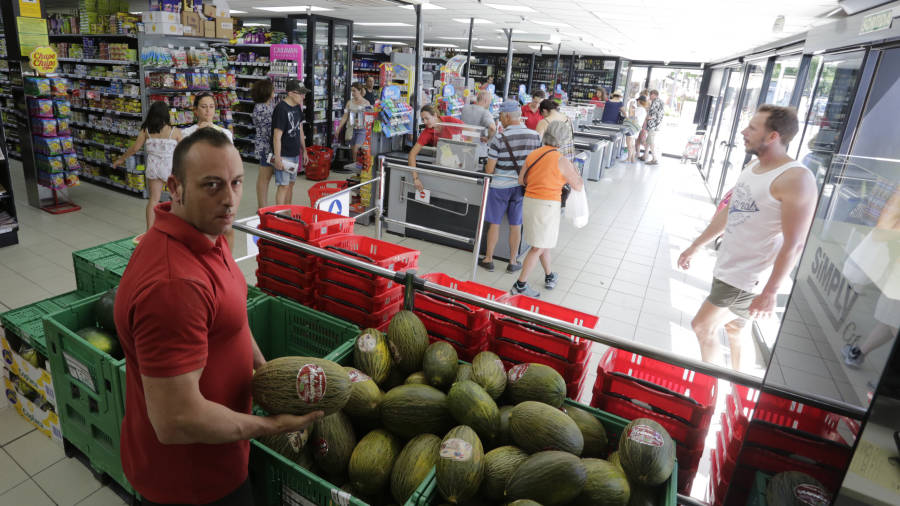 Jos&eacute; Antonio Guill&eacute;n, encargado del supermercado Simply, de La Pineda. Foto: Llu&iacute;s Milian