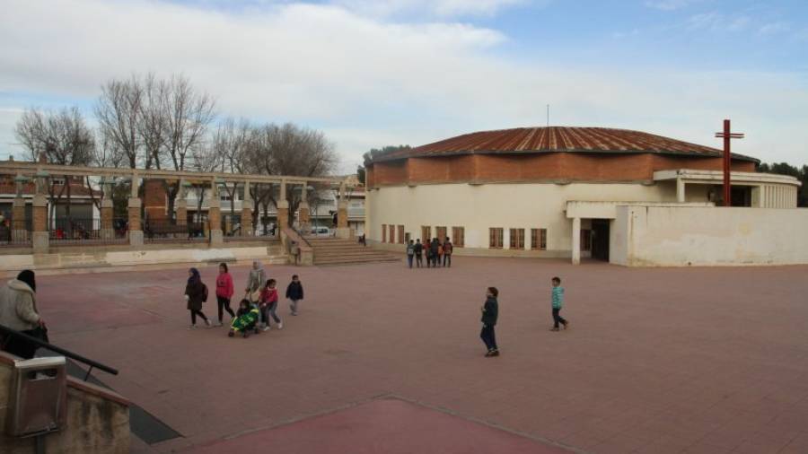 El consistorio no ha repuesto las vigas de la Plaça Major que retiró hace más de cinco años. Foto: Lluís Milián
