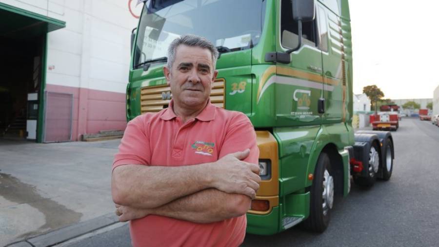 Juan Cano, con uno de los 12 camiones que posee. Foto: Pere Ferré