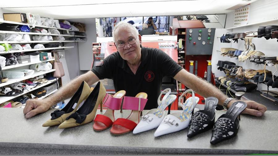 Javier Rioné lleva casi 40 años reparando zapatos en la calle Sevilla. FOTO: PERE FERRÉMARELIA HERNÁNDEZ EN SU TALLER DE ARREGLOS DE ROPA EN FRANCESC BASTOS. EN LA MISMA CALLE HAY TRES. FOTO: PERE FERRÉ