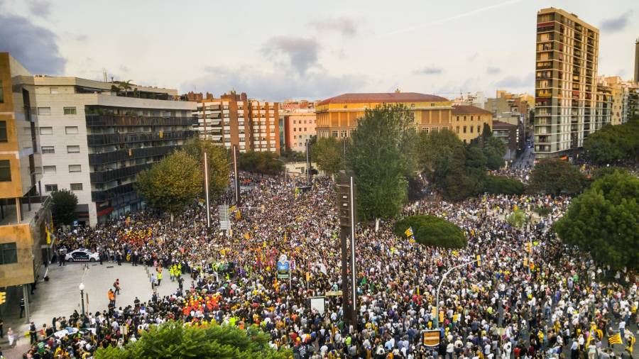 <strong>Manifestaci&oacute;n contra la violencia policial.</strong> El 3 de octubre, cientos de miles de personas se echan a la calle en toda Catalunya para protestar contra las cargas policiales. En Tarragona se manifiestan 30.000 personas.