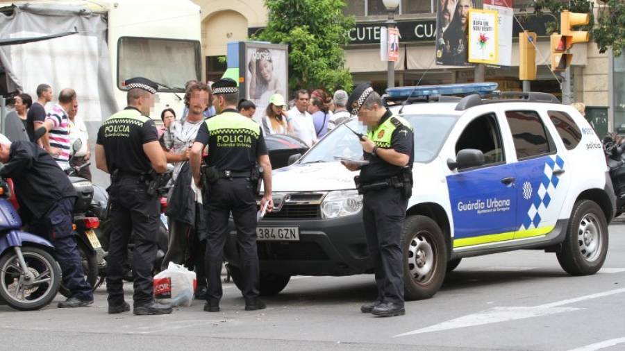 Los agentes identifican a una persona en el cruce de la Rambla Nova con la calle Unió. Foto: Lluís Milián