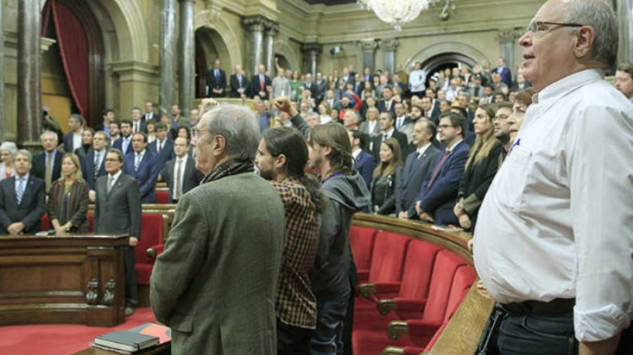 Imatge d'arxiu dels diputats catalans cantant ´Els Segadors´ en la sessió constitutiva del Parlament de Catalunya