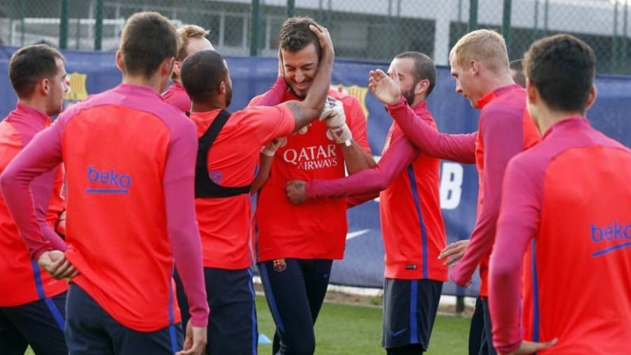 Varo recibe la particular bienvenida de la primera plantilla del FC Barcelona. FOTO: TWITTER