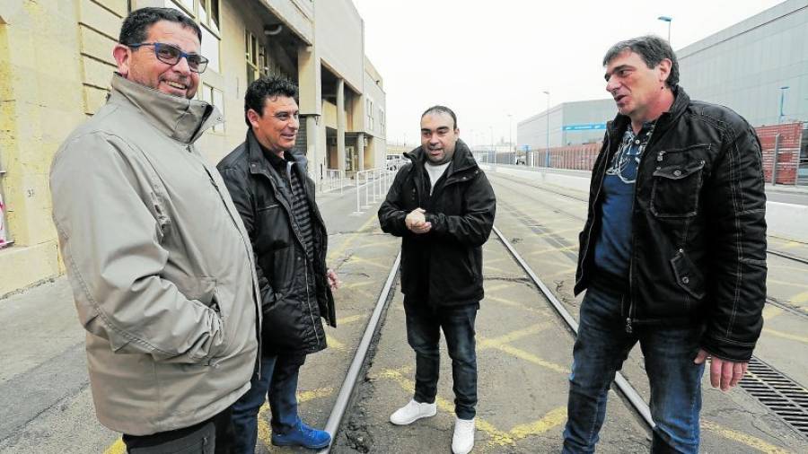 Jordi Morro, David Vidaller, Jordi Inglés y Joan Galera son estibadores del Port de Tarragona. Foto: Pere Ferré