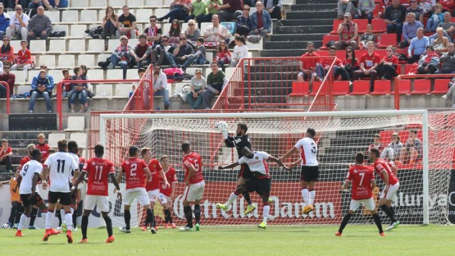 Ante el Mallorca B, el portero sufrió un golpe en el hombro pero no le impedirá jugar en Elda. Foto: Lluís Milián