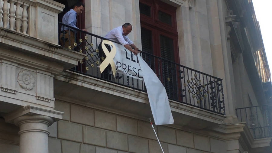 Carles Pellicer ha intentado evitar que se llevasen la pancarta. DT