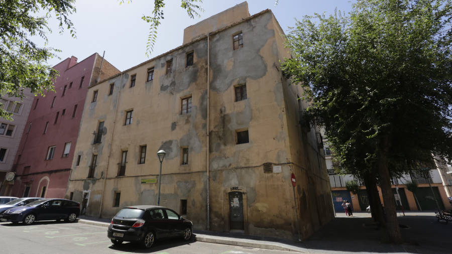 El edificio est&aacute; situado en la calle Nou de Sant Pau, n&uacute;mero 14.