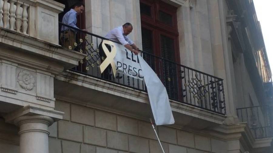 El alcalde de Reus intenta evitar que militantes de C's retiren la pancarta