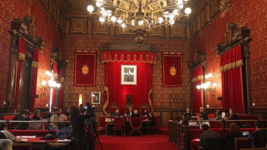 Imagen del pleno que se celebró ayer y que sirvió para aprobar la liquidación del presupuesto municipal correspondiente a 2014. Foto: Lluís Milián