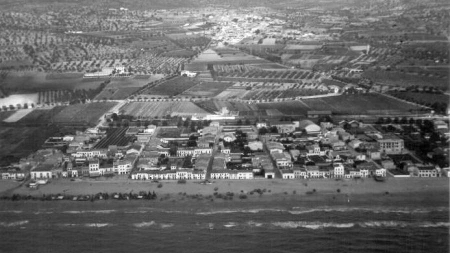 El núcleo de la playa de Calafell en sus inicios de expansión.