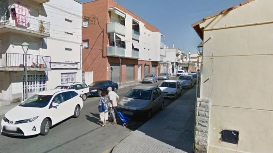 Coches aparcados en la calle Montblanc deTorreforta