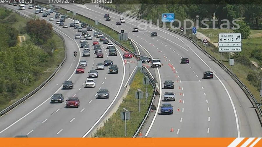 Continúa el tráfico intenso con retenciones por Operación Retorno en #AP7 ahora entre Maçanet y Sant Celoni -> Barcelona. Foto: @infoautopista