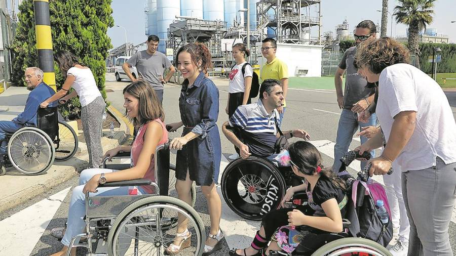 Els treballadors van aprendre a portar una cadira de rodes. Foto: Cedida