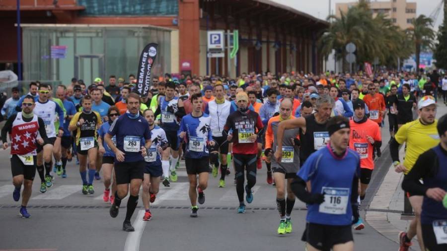 Los corredores giran hacia el barrio del Serrallo tras tomar la salida en la séptima edición de la Maratón de Tarragona. Foto: lluís milián