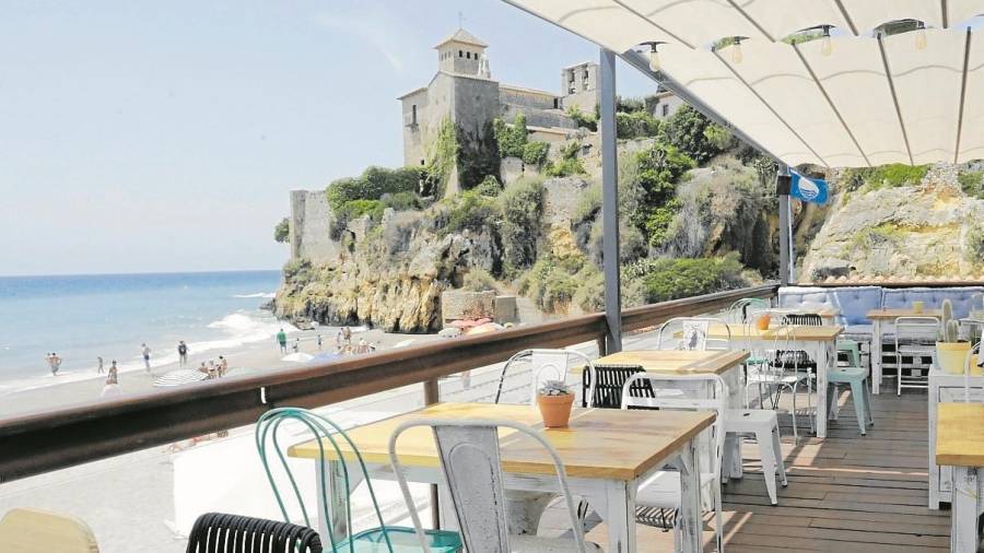 El restaurante de arriba, el Bistro de Mar, cuenta con vistas a la costa y al castillo de Tamarit