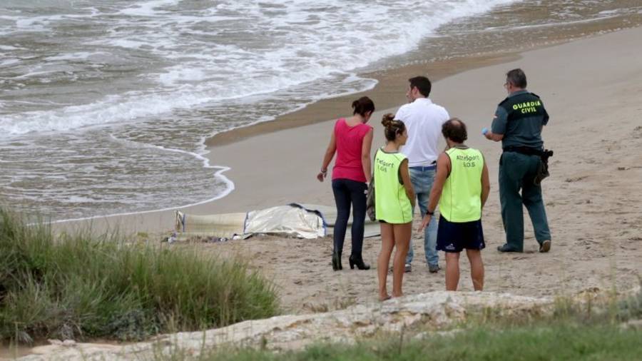 El cadáver fue localizado en alta mar y dejado en la arena antes de llevarlo al tanatorio para la autopsia. Foto: Lluís Milián