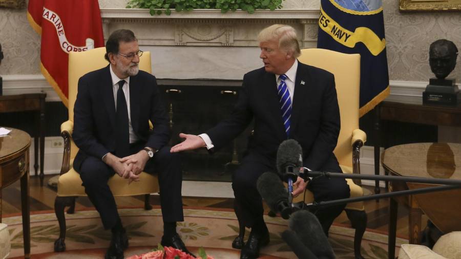 El presidente del Gobierno, Mariano Rajoy, y el presidente de Estados Unidos, Donald Trump, durante la reunión mantenida en el Despacho Oval de la Casa Blanca. EFE/JuanJo Martín