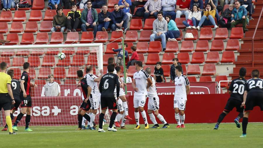 Gustavo Ledes anota el gol de falta. Foto: Albacete Balompié