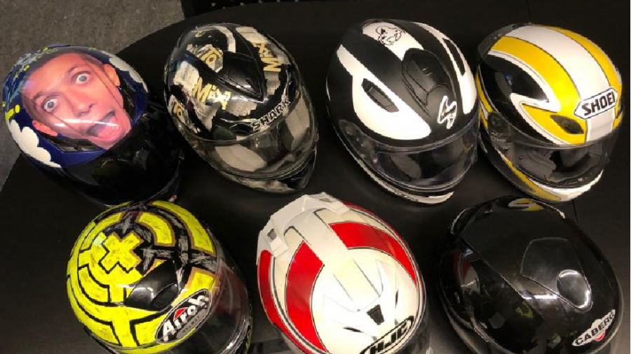 Estos son los siete cascos recuperados el pasado martes por la Guàrdia Urbana. FOTO: DT