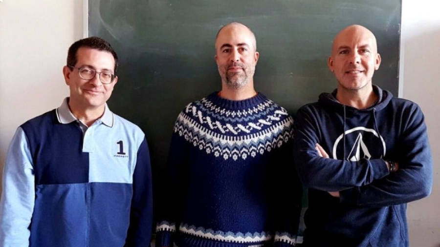 Sergio Gómez (izquierda), Albert Solé-Ribalta (centro) y Alex Arenas (derecha) son los investigadores del Departamento de Ingeniería Informática y Matemáticas de la URV que han realizado el estudio.