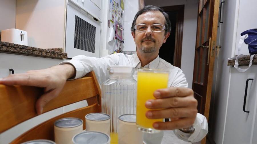 El tarraconense Andreu Sabaté, con los zumos que toma a diario para participar en Citrus, el estudio del Centre Tecnològic de Nutrició i Salut. Foto: Pere Ferré