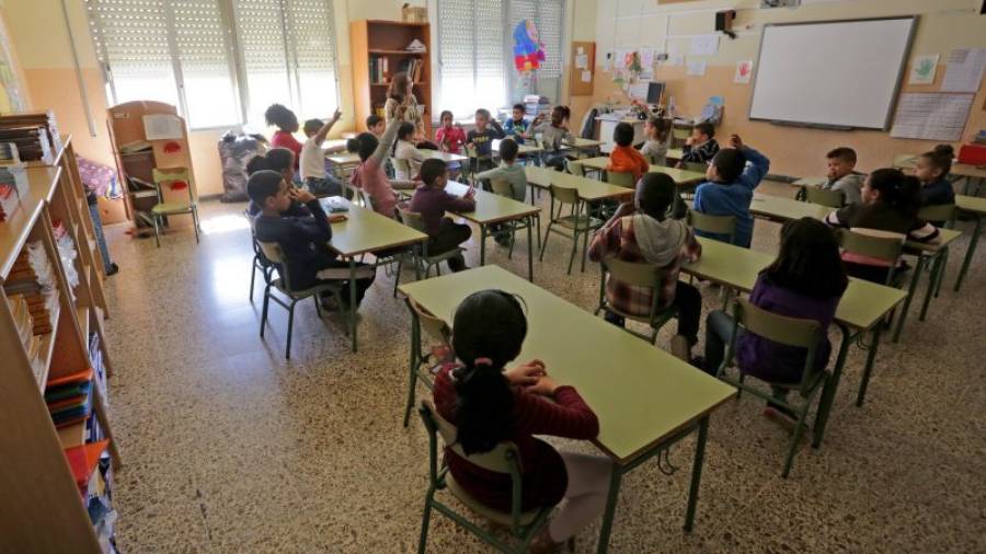 Los alumnos de Segundo de Primaria volvieron a sus aulas una semana después de su reubicación. Foto: Lluís Milián