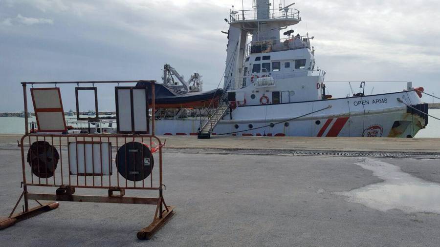 El barco Open Arms, inmovilizado en el puerto siciliano de Pozzallo por orden de la fiscal&iacute;a.   Foto: EFE